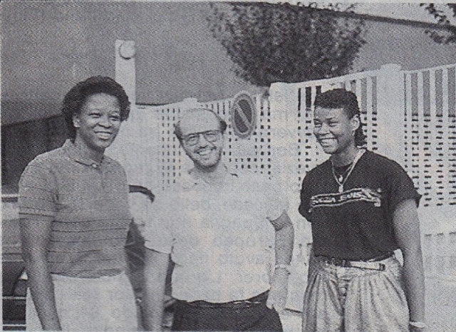 Valerie Walker con Jennifer Gillom e Roberto Galli nel piazzale del Palazzetto di Cinisello Balsamo